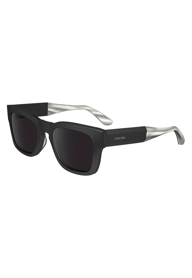Gafas de sol rectangulares negras con lentes oscuros y un acabado mate. Las patillas metálicas plateadas se estrechan hacia atrás, con un logo sutil.