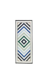 Foulard multicolore à motifs présentant un design géométrique avec des rayures en chevron bleu, vert et noir sur un fond blanc.