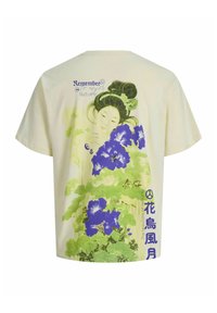 T-shirt met kunst van een vrouw met donker haar tussen paarse bloemen en groene bladeren, inclusief tekst "Remember to enjoy Nature" en Aziatische karakters.