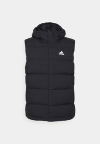 Černá polstrovaná bezrukávová vesta s kapucí, předním zipem a bílým logem Adidas na levé straně hrudi.