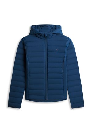 Μπλε φουσκωτό μπουφάν με κουκούλα, με φερμουάρ στο μπροστινό μέρος, σχεδιασμό με ραφές και μικρή λεπτομέρεια λογότυπου στο στήθος. Ομαλό, ελαφρύ υλικό.