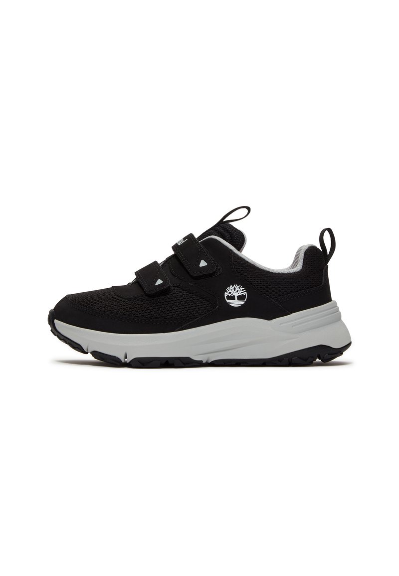 Chaussures de sport noires avec une tige en mesh, deux sangles Velcro réglables, et une semelle en caoutchouc grise avec un motif texturé. Logo près du talon.