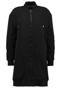 Czarna kurtka bomberka z zamkiem z przodu, prążkowanymi mankietami i bocznymi kieszeniami; gładka faktura z marszczonymi detalami na rękawach.