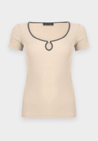 Μπεζ κορυφή με κοντά μανίκια και ριπ υφή, με γκρι περίγραμμα στο λαιμόκοψη, μικρό χρυσό κουμπί και λεπτομέρεια με άνοιγμα στη μέση εμπρός.