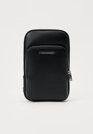 Fekete bőr hátizsák, texturált felülettel, téglalap alakú, elülső cipzáras zsebbel és ezüst színű fém díszítéssel. Mindennapi használatra alkalmas.