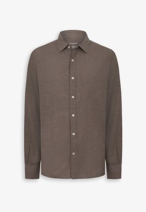 Camicia casual marrone a maniche lunghe con colletto a punta e bottoni bianchi, distesa su uno sfondo bianco.