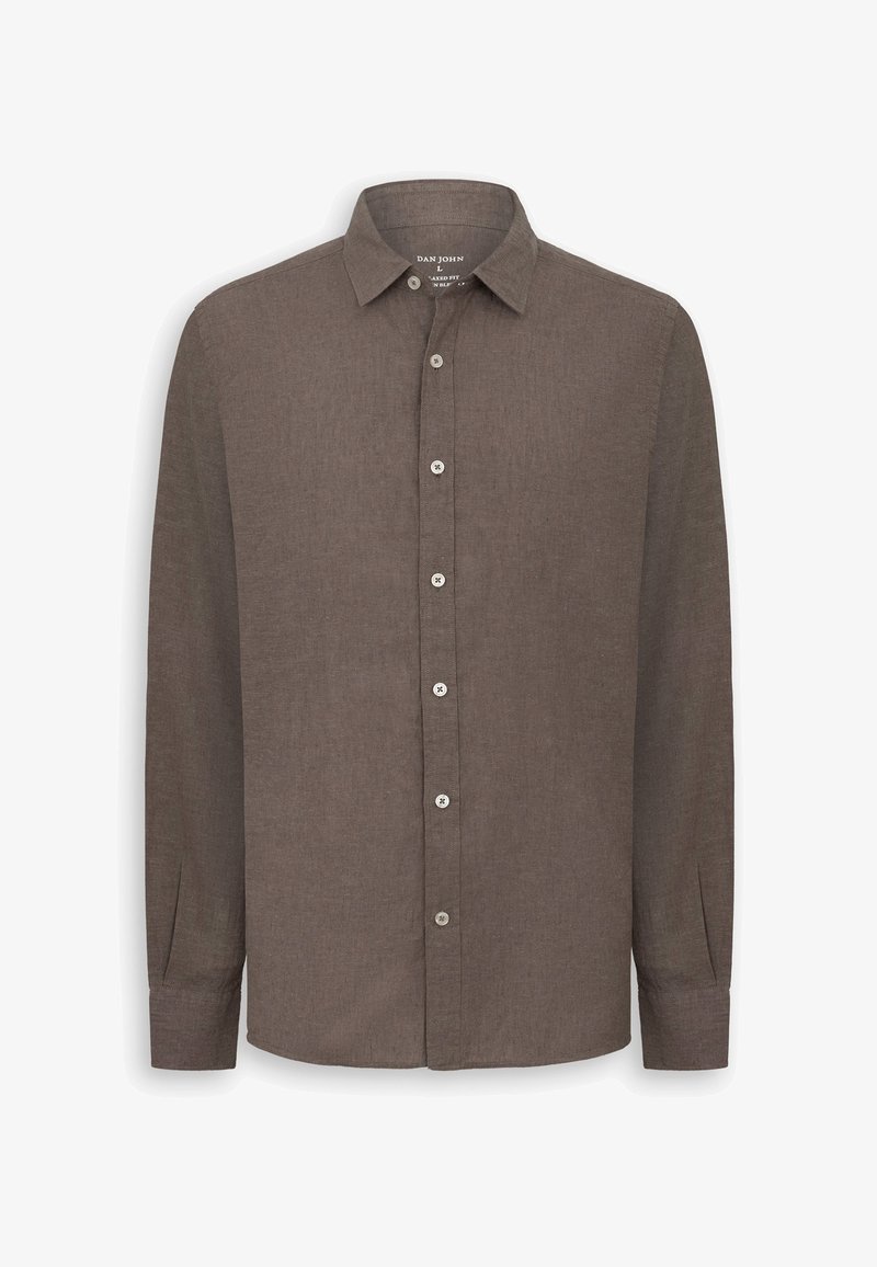 Camisa casual marrón de manga larga con botones, cuello puntiagudo y botones blancos, extendida sobre un fondo blanco.