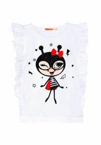 Camiseta blanca para niños con mangas rizadas, que presenta un personaje de dibujos animados negro brillante con un lazo rojo, vestido a rayas y acentos de estrellas.
