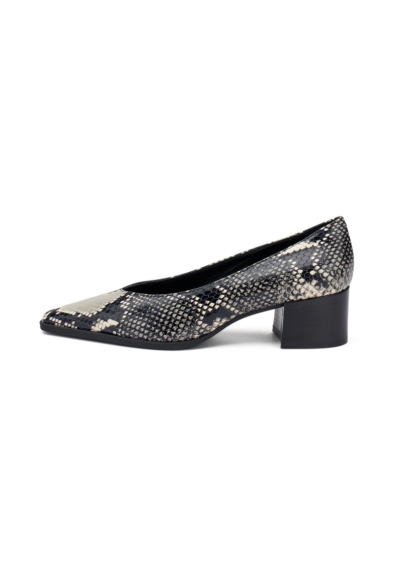 Zapato de tacón alto de piel de serpiente negra y beige, con punta afilada y un tacón bloque resistente. Textura suave y acabado brillante.