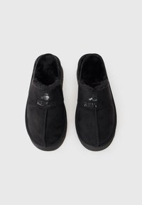 Pantofi slip-on din suede negru, cu o căptușeală moale din blană sintetică, având un design cusut și un logo argintiu "REPLAY" pe partea din față.