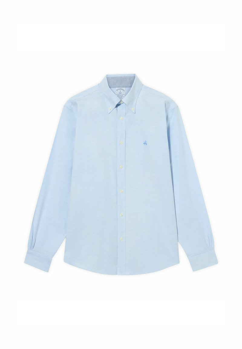 Světle modrá košile s dlouhými rukávy vyrobená z bavlny. Má límec s knoflíky, přední knoflíky a malé vyšívané logo na hrudi.