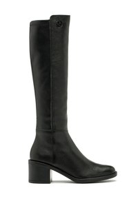 Czarne kozaki do kolan wykonane z teksturowanej skóry, z masywnym obcasem i gładką cholewką z subtelnym logo na górze.