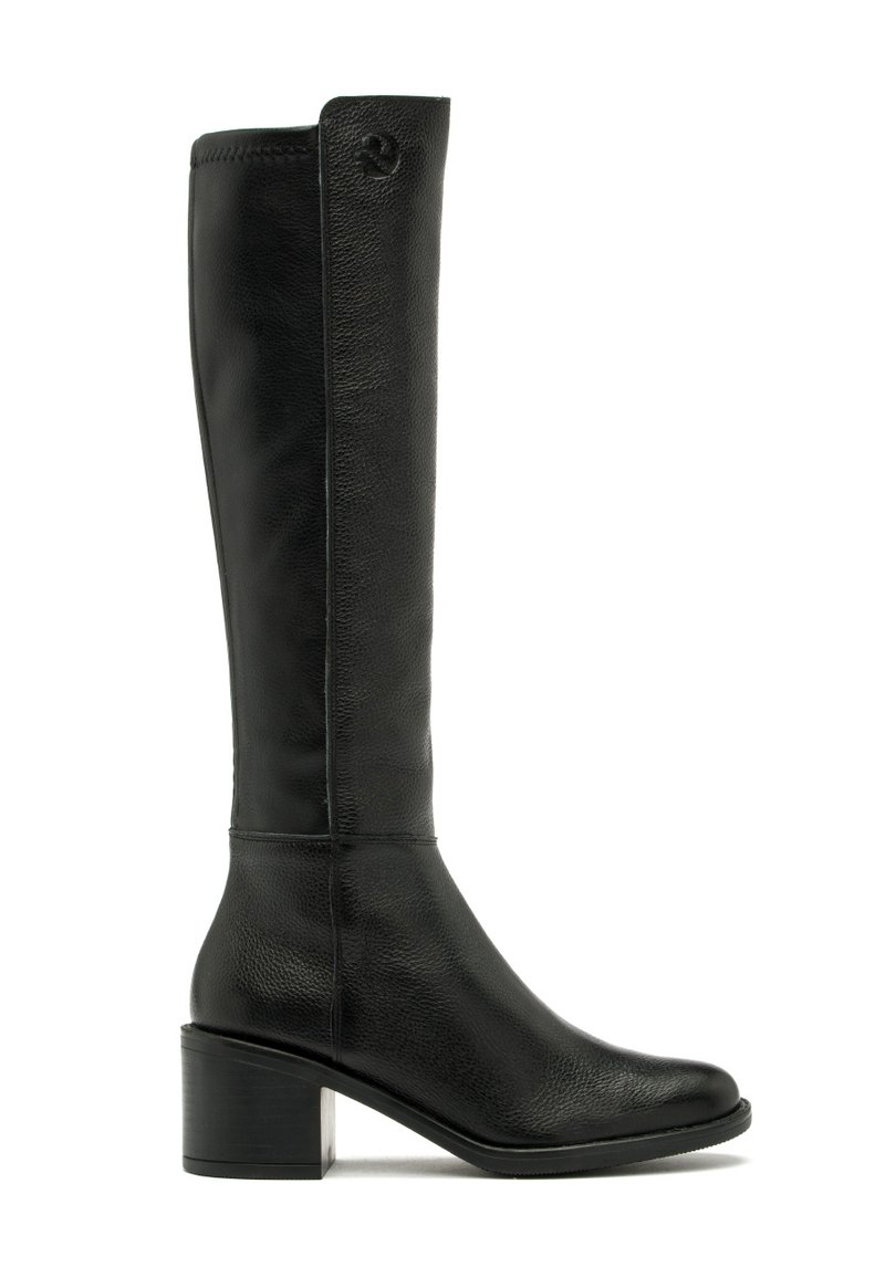 Czarne kozaki do kolan wykonane z teksturowanej skóry, z masywnym obcasem i gładką cholewką z subtelnym logo na górze.