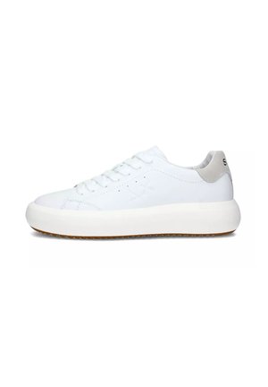Sneaker bianco con una tomaia in pelle liscia, design con lacci, linguetta grigia sul tallone e una spessa suola in gomma bianca con un battistrada in gomma testurizzata.