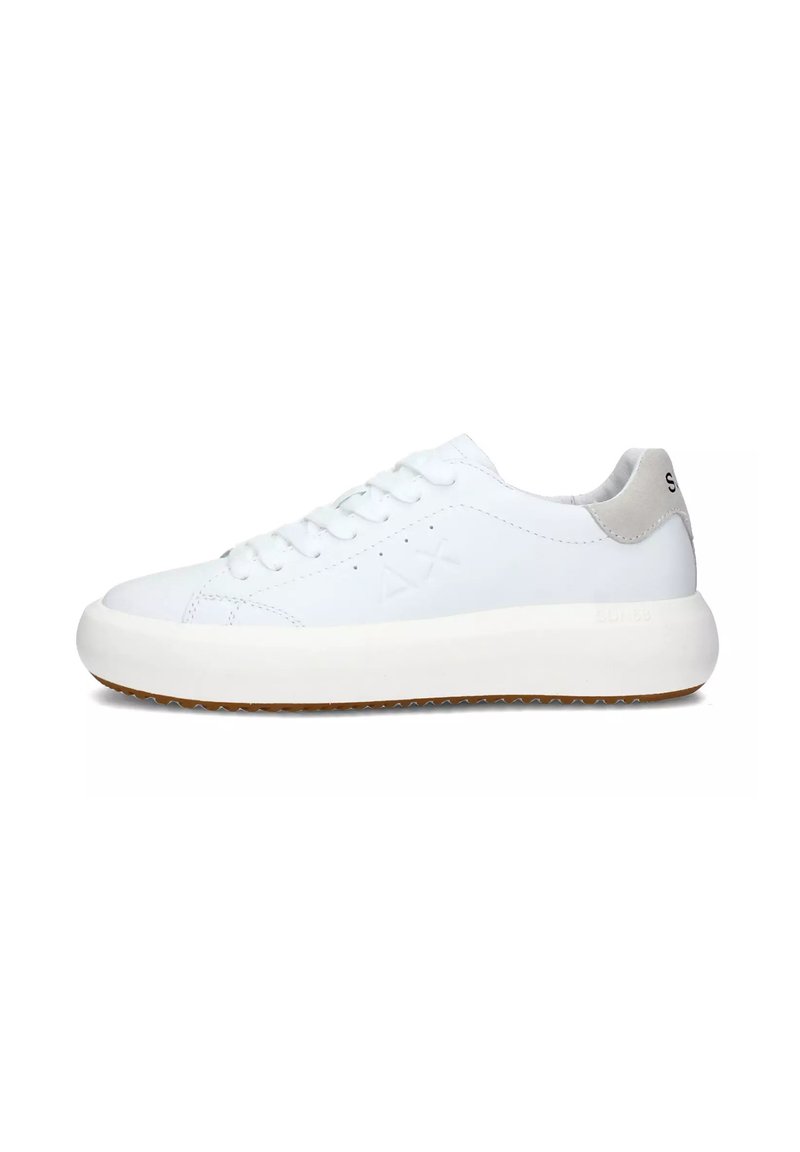 Sneaker bianco con una tomaia in pelle liscia, design con lacci, linguetta grigia sul tallone e una spessa suola in gomma bianca con un battistrada in gomma testurizzata.