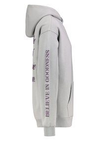 Lichte grijze hoodie met een buidelzak, voorzien van paarse tekst die "GELOOF IN GOEDHEID" langs de rechtermouw leest. Zacht materiaal.
