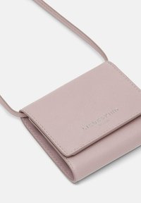 Rosa Leder Umhängetasche mit strukturiertem Finish, Überschlagklappe, silbernem Branding-Detail und schmalem verstellbarem Trageriemen.