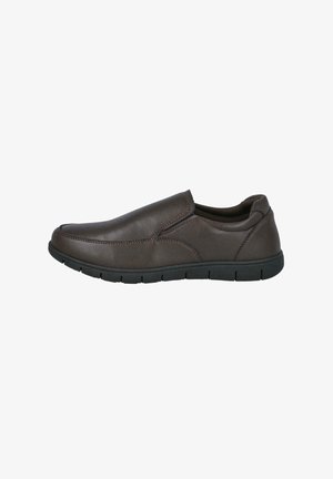 Zapato masculino marrón oscuro de piel tipo mocasín con suela de goma negra y costuras visibles, mostrado de perfil sobre fondo blanco.
