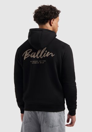 Zwarte hoodie met een trekkoordcapuchon, met een groot "Ballin"-logo in zilveren letters op de achterkant en de tekst "ECHOES OF THE URBAN WILD."