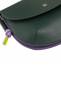 Borsa a clutch in pelle verde con pattina arrotondata, foderatura interna viola e tirazip colorato con accenti gialli e viola. Dettaglio del logo dorato.