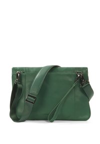 Borsa a tracolla verde in pelle con forma rettangolare, tracolla regolabile e accessori in argento. Finitura testurizzata con superficie liscia e dettagli minimi.