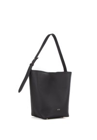 Borsa a secchiello in pelle nera con superficie testurizzata, una sola tracolla e design minimalista. Presenta un piccolo dettaglio del marchio sul lato.