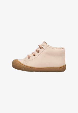 Zapato alto de piel rosa claro con bordes festoneados, ojales de metal y cordones rosas. Suela de goma con un patrón de agarre texturizado.