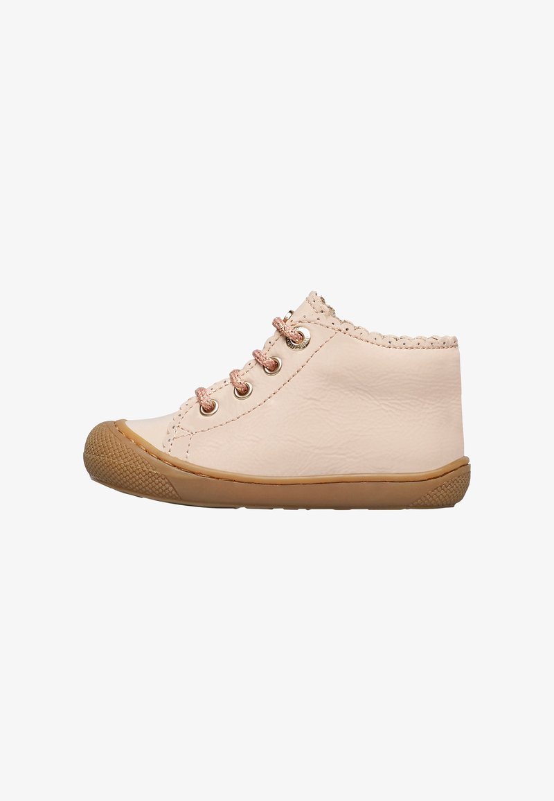 Světle růžová kožená vysoká obuv s vlnitými okraji, kovovými průvleky a růžovými tkaničkami. Gumová podrážka s texturovaným vzorem pro lepší grip.