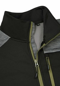 Donkergroen softshell jack met grijze accenten, hoge kraag, voorzijde met rits en twee ritszakken. Heeft een textuur in de stof.