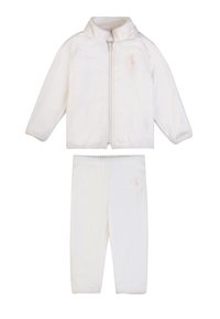 Tuta in pile bianco composto da una giacca con zip e colletto alto e pantaloni coordinati, entrambi con un piccolo logo rosa sul lato sinistro.