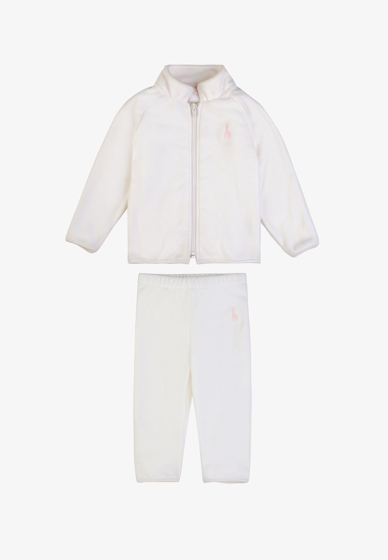 Weißer Fleece-Trainingsanzug mit einer jacke mit Reißverschluss und Stehkragen sowie passenden Hosen, beide mit einem kleinen rosa Logo auf der linken Seite.