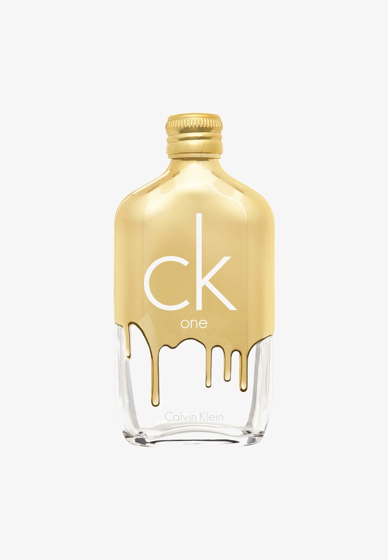 Klare Glasflasche mit abgerundetem Deckel, tropfender goldener Flüssigkeit und weißem "ck one"-Text; goldener Verschluss mit gerilltem Rand.