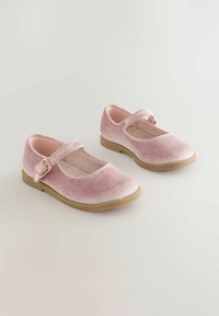 Rosa sammet Mary Jane-skor med rem och spänne, rund tå och mjuk textur. Gummisula för grepp och komfort.
