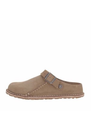 Des sabots en daim marron à enfiler présentent une boucle sur le côté, des coutures contrastées et une semelle en caoutchouc texturée, offrant un design simple et fonctionnel.