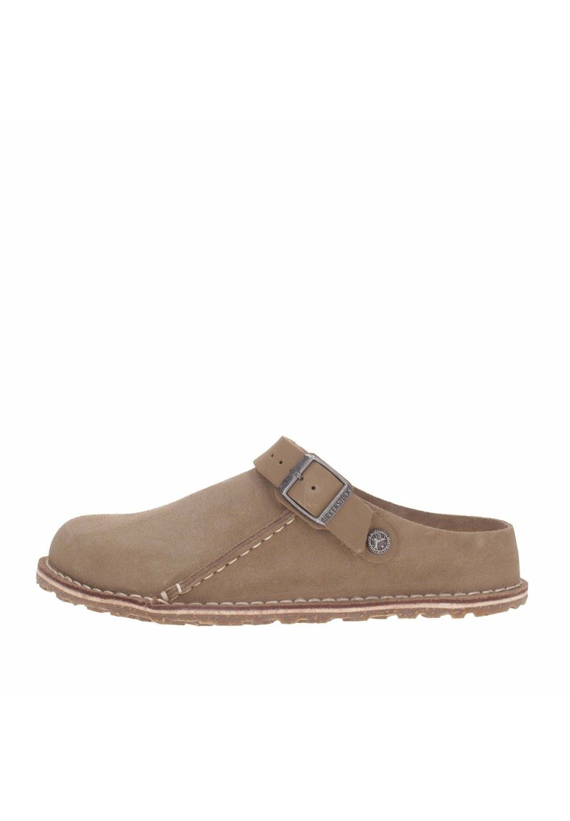 Le clogs slip-on in suede marrone presentano una fibbia laterale, cuciture a contrasto e una suola in gomma testurizzata, offrendo un design semplice e funzionale.