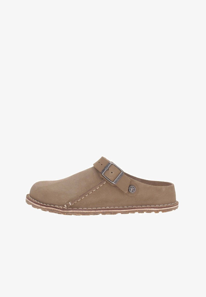 Le clogs slip-on in suede marrone presentano una fibbia laterale, cuciture a contrasto e una suola in gomma testurizzata, offrendo un design semplice e funzionale.