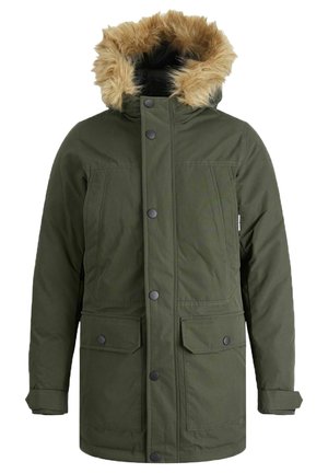 Parka de invierno verde con botones de presión delanteros, dos bolsillos inferiores con solapa, mangas largas y capucha con ribete de piel sintética marrón.