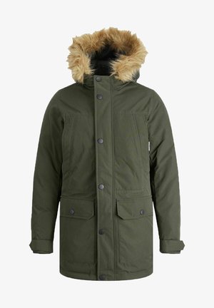 Zielona zimowa parka z zatrzaskami z przodu, dwoma dolnymi kieszeniami z patkami, długimi rękawami oraz kapturem obszytym brązowym sztucznym futrem.