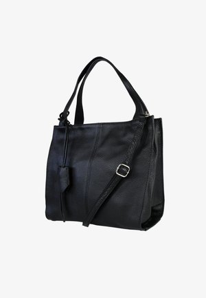 Sac fourre-tout en cuir noir avec finition texturée, poignées doubles, bandoulière réglable et fermeture éclair. Présente des détails cousus et un petit pendentif.
