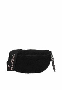 Marsupio in pelliccia nera con una forma arrotondata. Presenta una chiusura con zip, una tracolla regolabile e un'etichetta del brand rettangolare rosa.