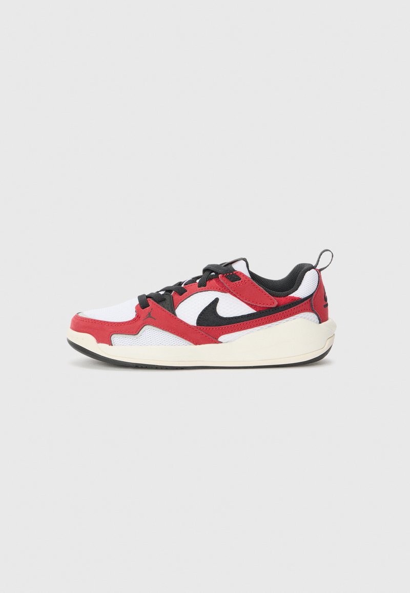 Sneakers Nike caratterizzati da una combinazione di materiali in mesh e sintetici rossi, neri e bianchi, con il distintivo logo swoosh, colletto imbottito e suola texturizzata.