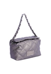 Bolso acolchado gris con una cadena trenzada plateada como asa y una placa rectangular de metal con la marca en la parte frontal.