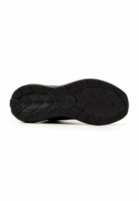 Suela de zapato deportivo negro con goma texturizada, que presenta un diseño de banda de rodadura con patrón para agarre y tracción. Superficie lisa cerca del talón.
