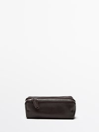 Zwart leren tasje met rechthoekige vorm, gladde textuur en zilveren ritssluiting. Eenvoudig ontwerp zonder extra patronen of accenten.