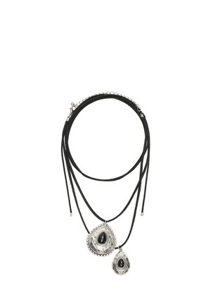 Doppellagige schwarze Kordelkette mit zwei silbernen tropfenförmigen Anhängern, jeder mit einem schwarzen Stein in der Mitte und dekorativen Rändern.