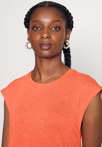 Vero Moda Petite VMJUNE KNEE DRESS - Vestido de dia - spicy orange