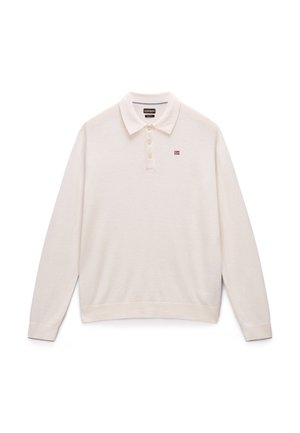 Polo de color crema claro fabricado en tela, con mangas largas, tres botones en el cuello y pequeño emblema de bandera en el lado izquierdo del pecho. Textura suave, ajuste casual.