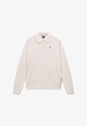 Polo krekls gaiši krēmkrāsā ar garām piedurknēm, trīs pogas pie apkakles un neliela karoga emblēma kreisajā krūtī. Mīksta tekstūra, ikdienišķs piegriezums.