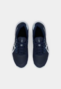 Zapatillas deportivas en color navy con unUpper sintético texturizado, cierre de cordones, diseño elegante y detalles en blanco en los laterales y la suela.
