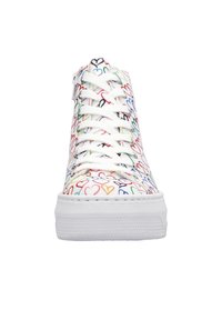 Baskets montantes en toile blanche avec des motifs de cœurs multicolores, dotées de lacets blancs, d'une semelle en caoutchouc texturée et d'une pointe arrondie.